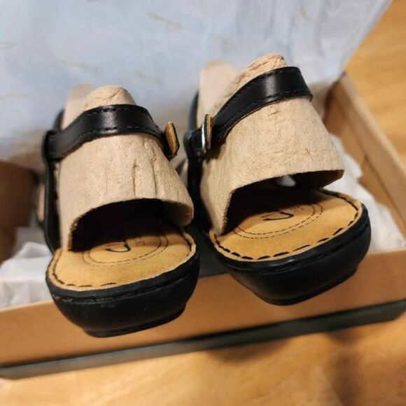 Women’s Clark’s Leather T-strap Bauble Bead Sandals Sz 8 - New in Box Old Stock! - Picture 4 of 6